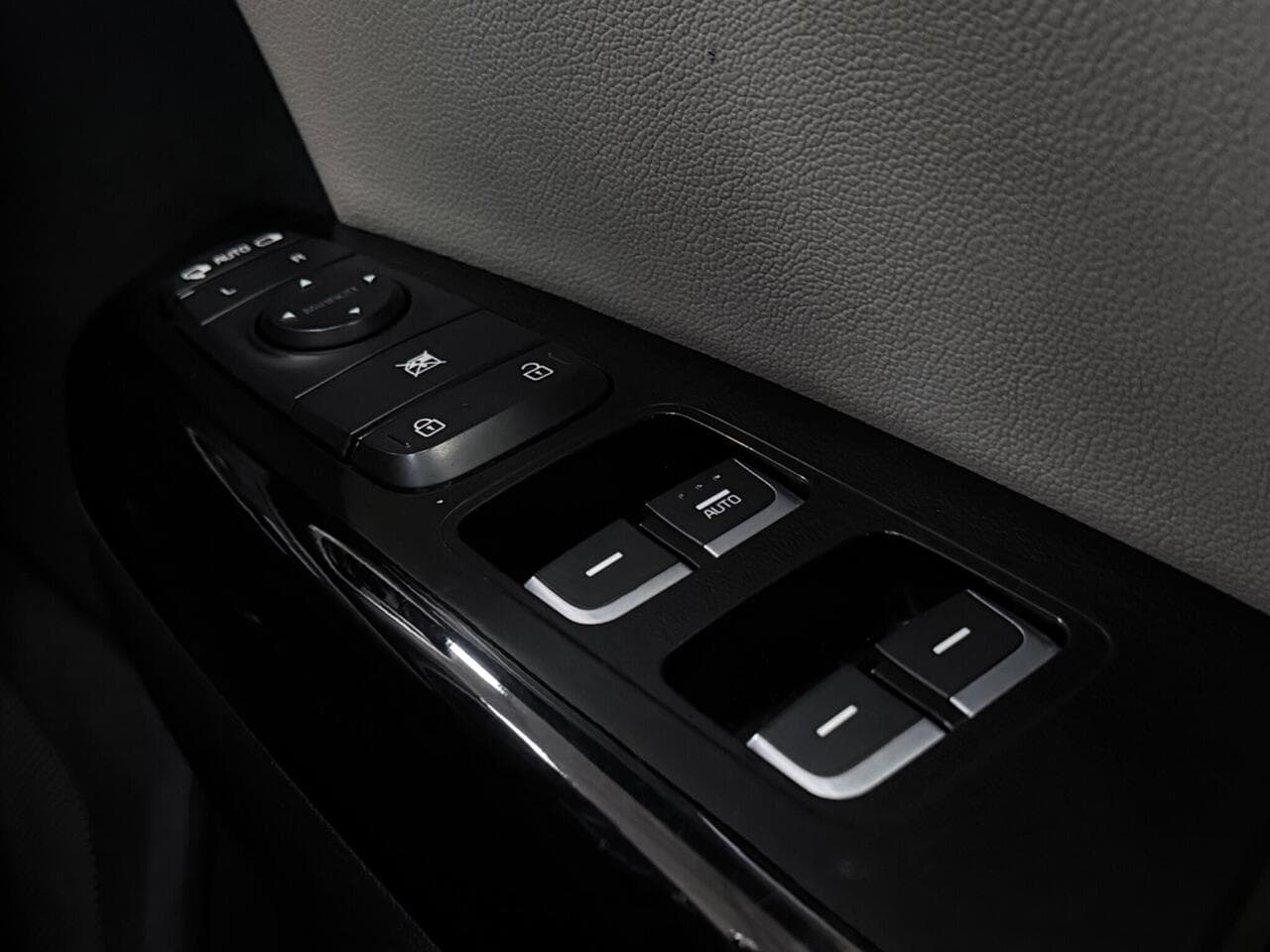 Kia Sportage thumbnail Misc Controls