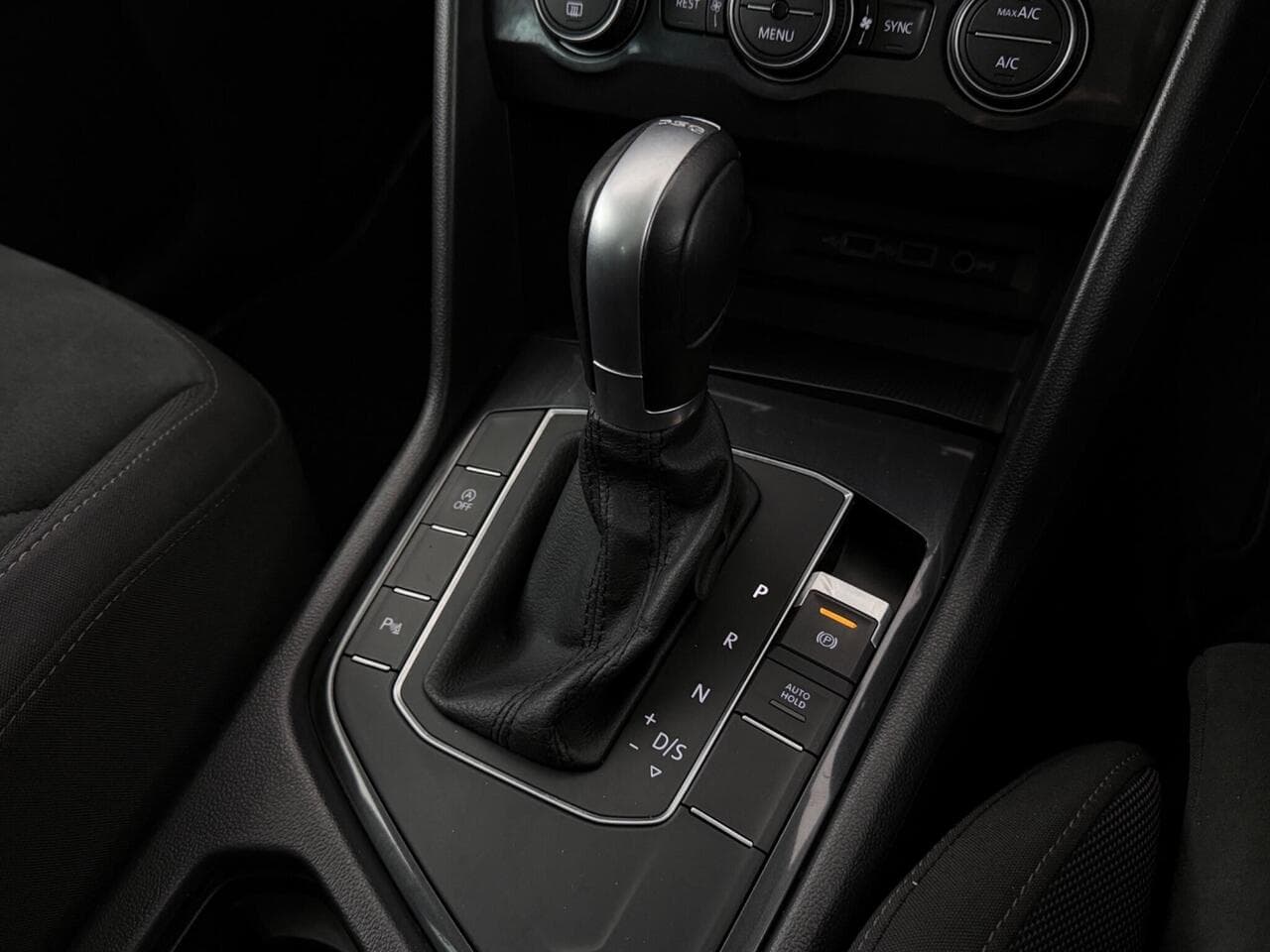 Volkswagen Tiguan thumbnail Interior Front
