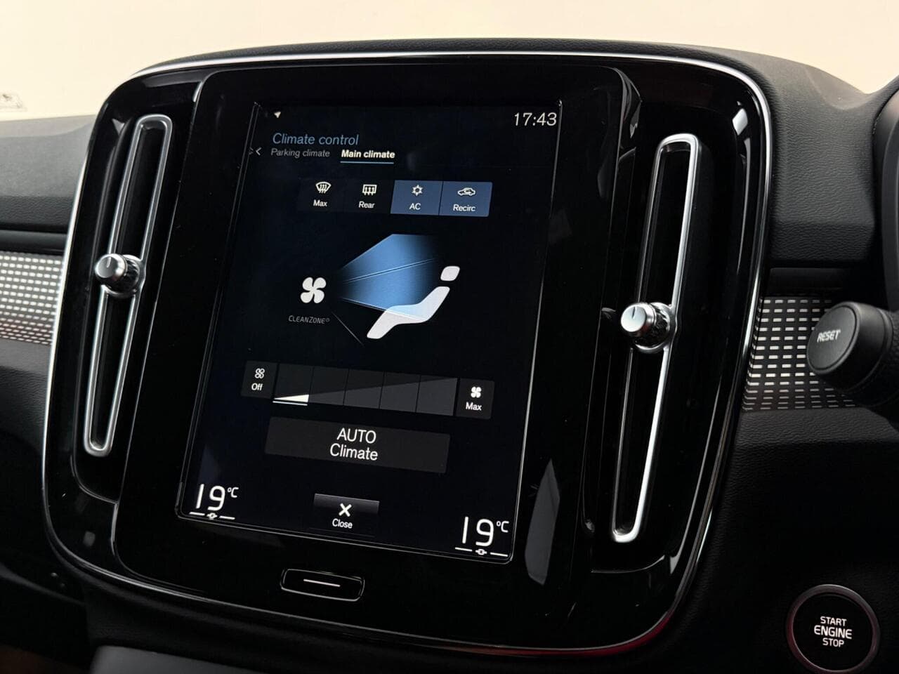 Volvo XC40 thumbnail Infotainment System