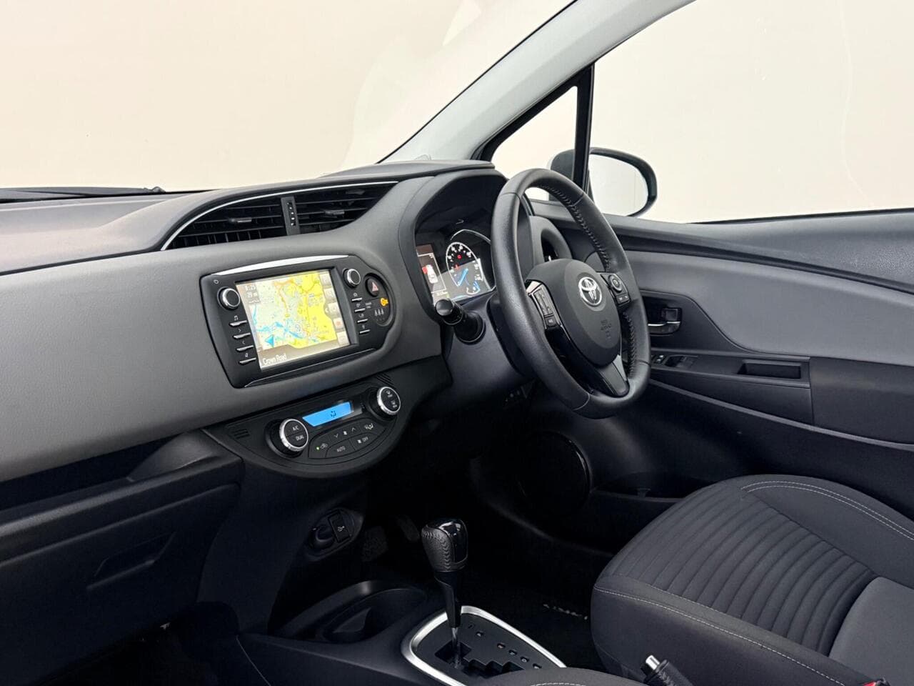 Toyota Yaris thumbnail Interior Front