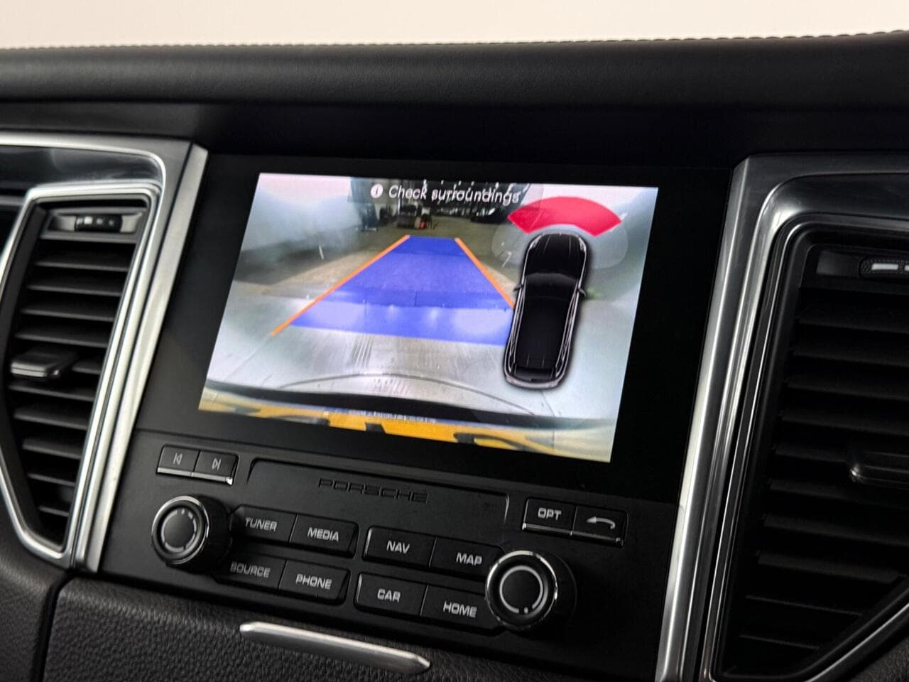 Porsche Macan thumbnail Infotainment System