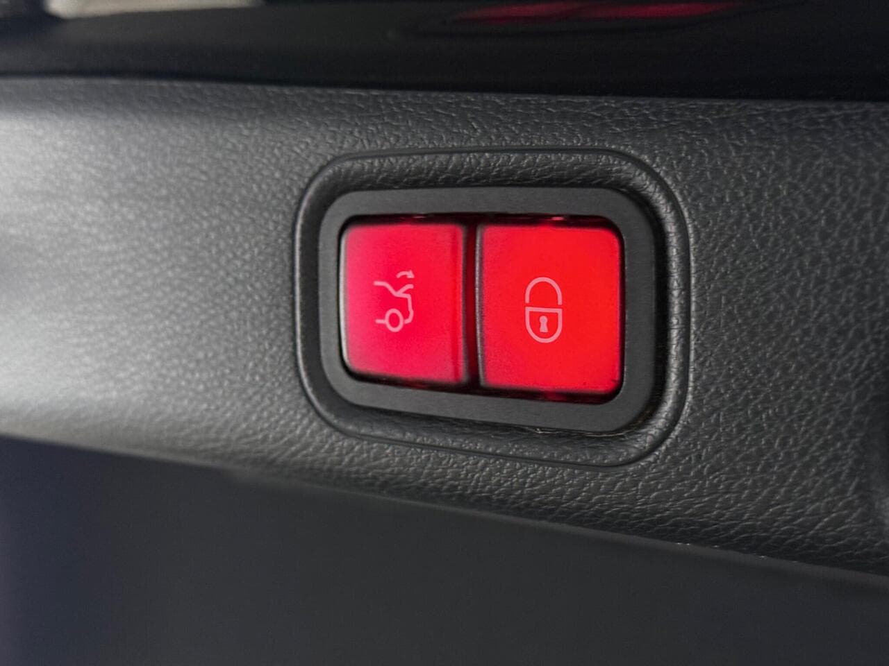 Mercedes-Benz E Class thumbnail Misc Controls