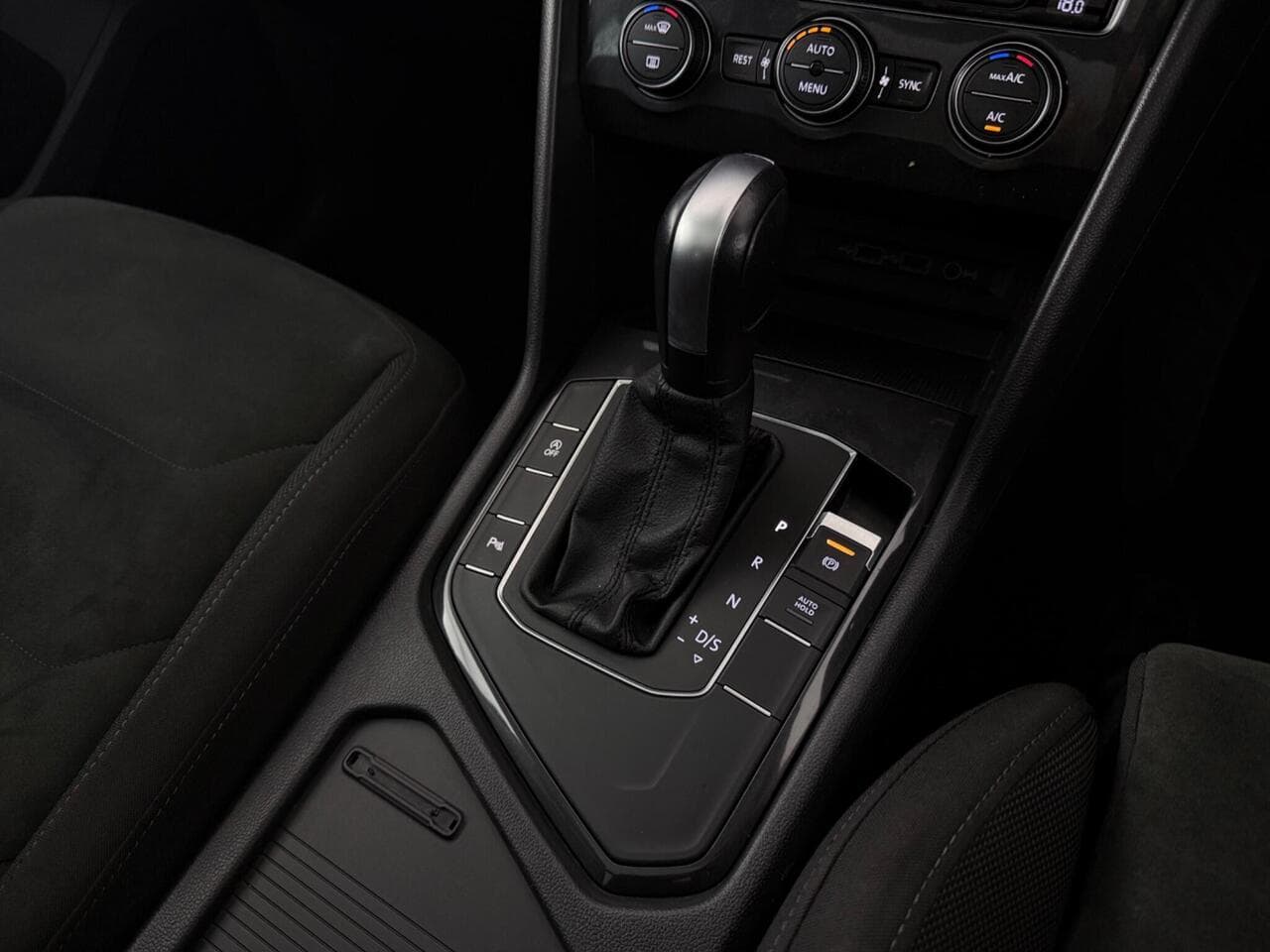 Volkswagen Tiguan thumbnail Interior Front