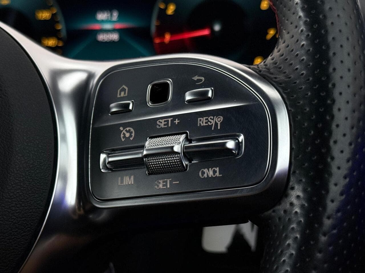 Mercedes-Benz GLA thumbnail Misc Controls
