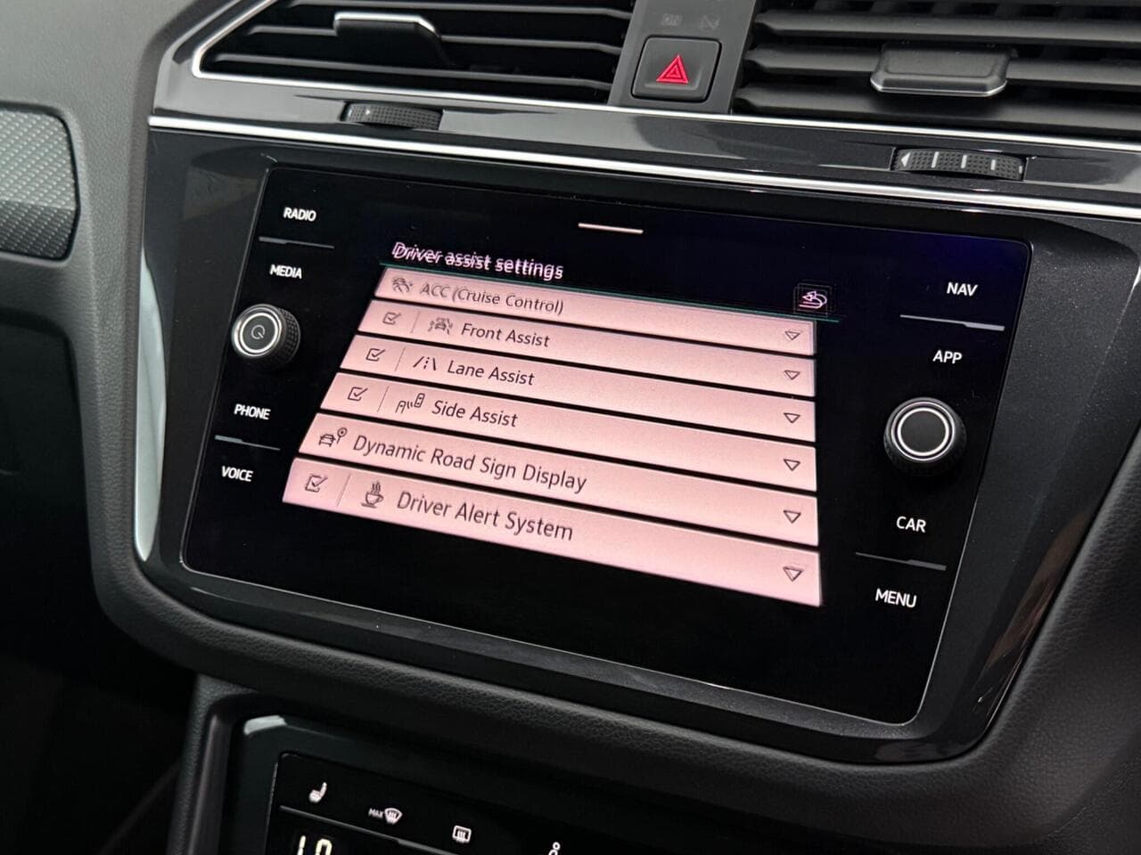 Volkswagen Tiguan thumbnail Infotainment System