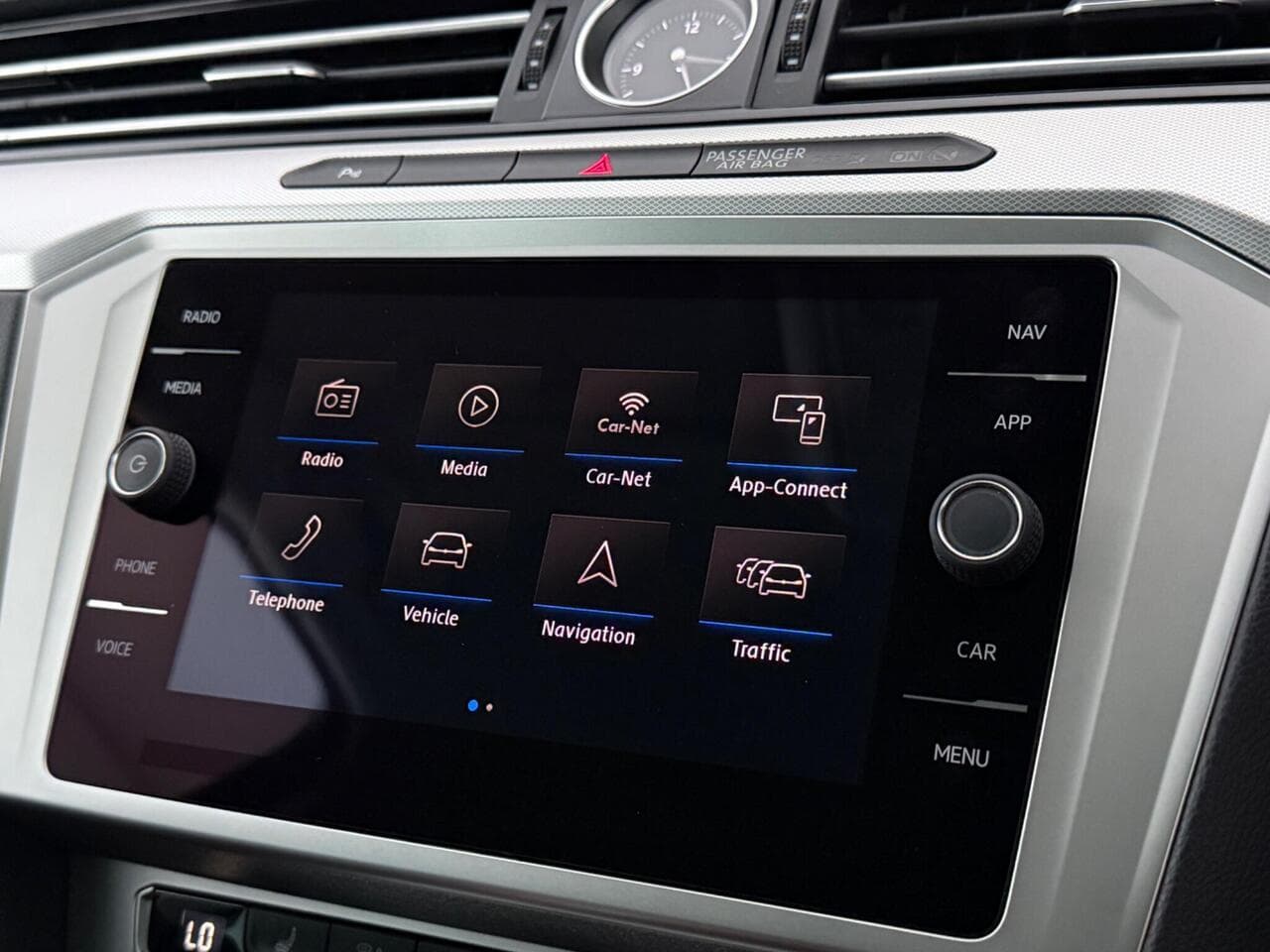 Volkswagen Passat thumbnail Infotainment System
