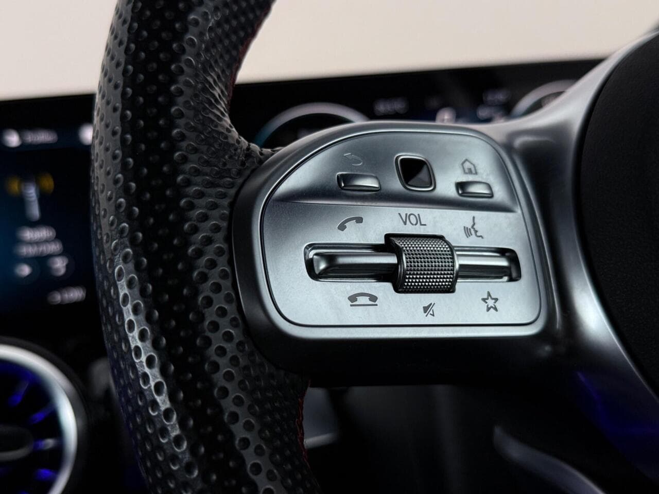 Mercedes-Benz GLB thumbnail Misc Controls
