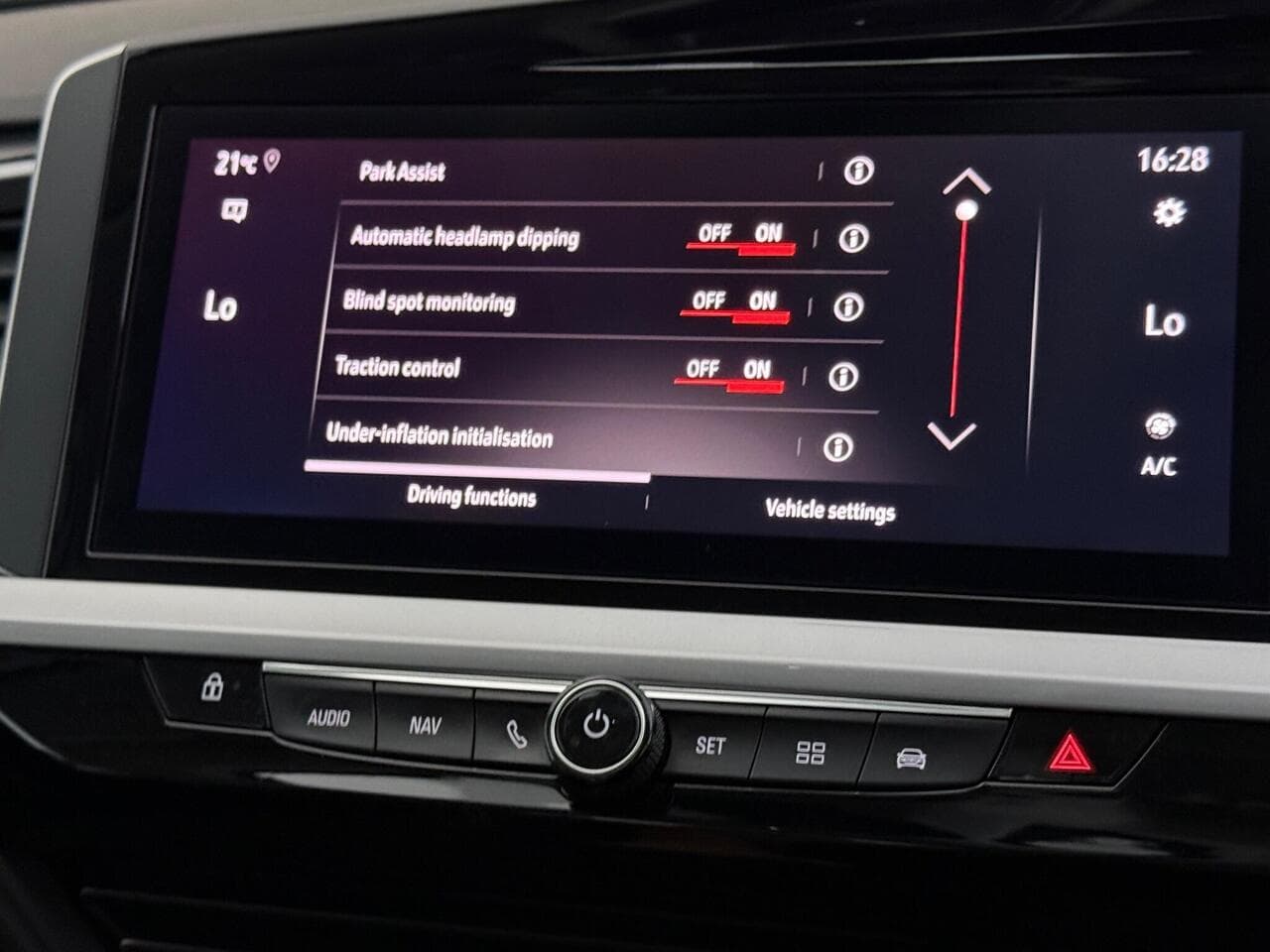 Vauxhall Grandland thumbnail Infotainment System