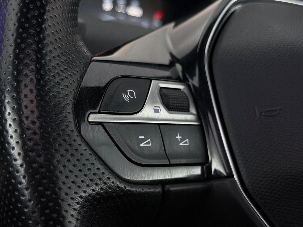 Peugeot 5008 thumbnail Misc Controls