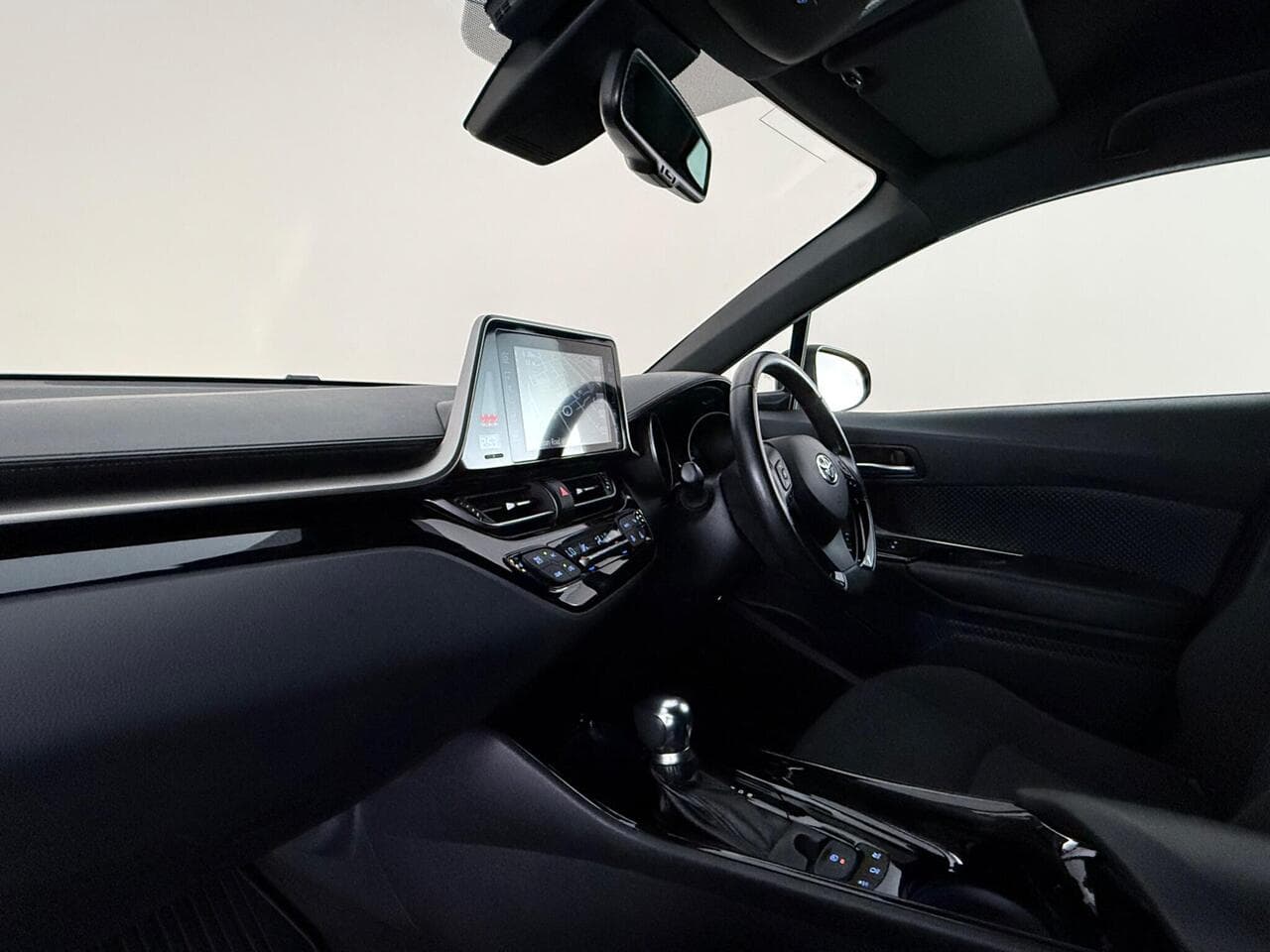 Toyota C-HR thumbnail Interior Front