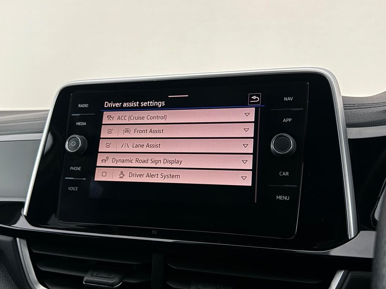 Volkswagen T-Roc thumbnail Infotainment System