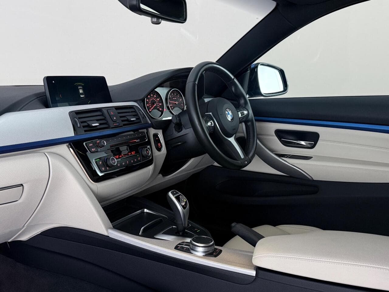 BMW 4 Series thumbnail Interior Front