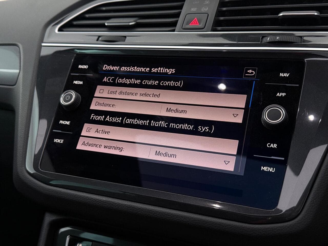 Volkswagen Tiguan thumbnail Infotainment System
