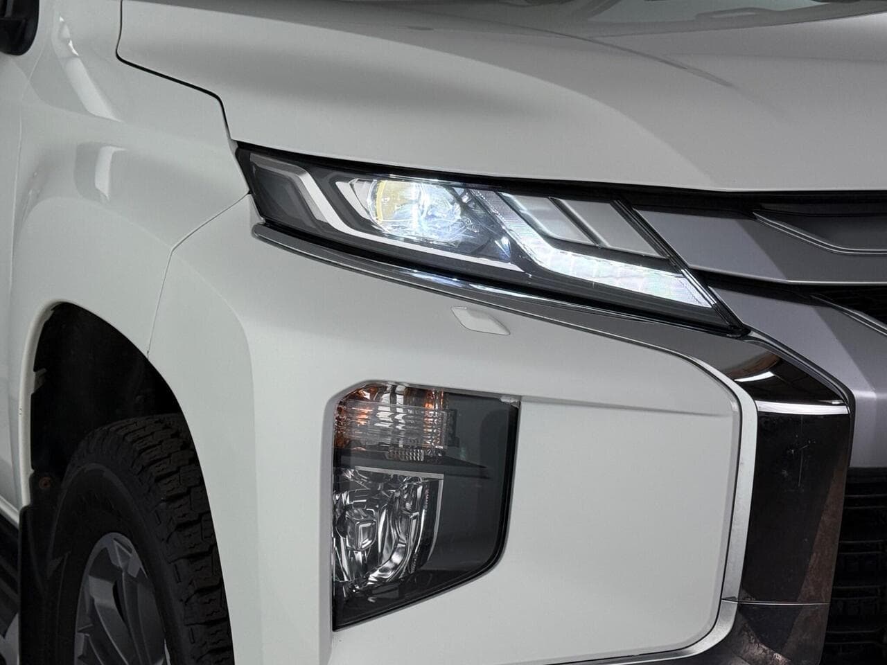 Mitsubishi L200 thumbnail Lights Front