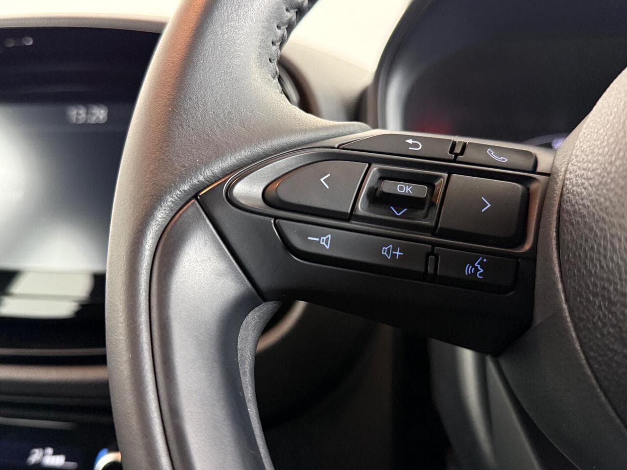 Toyota Aygo X thumbnail Misc Controls