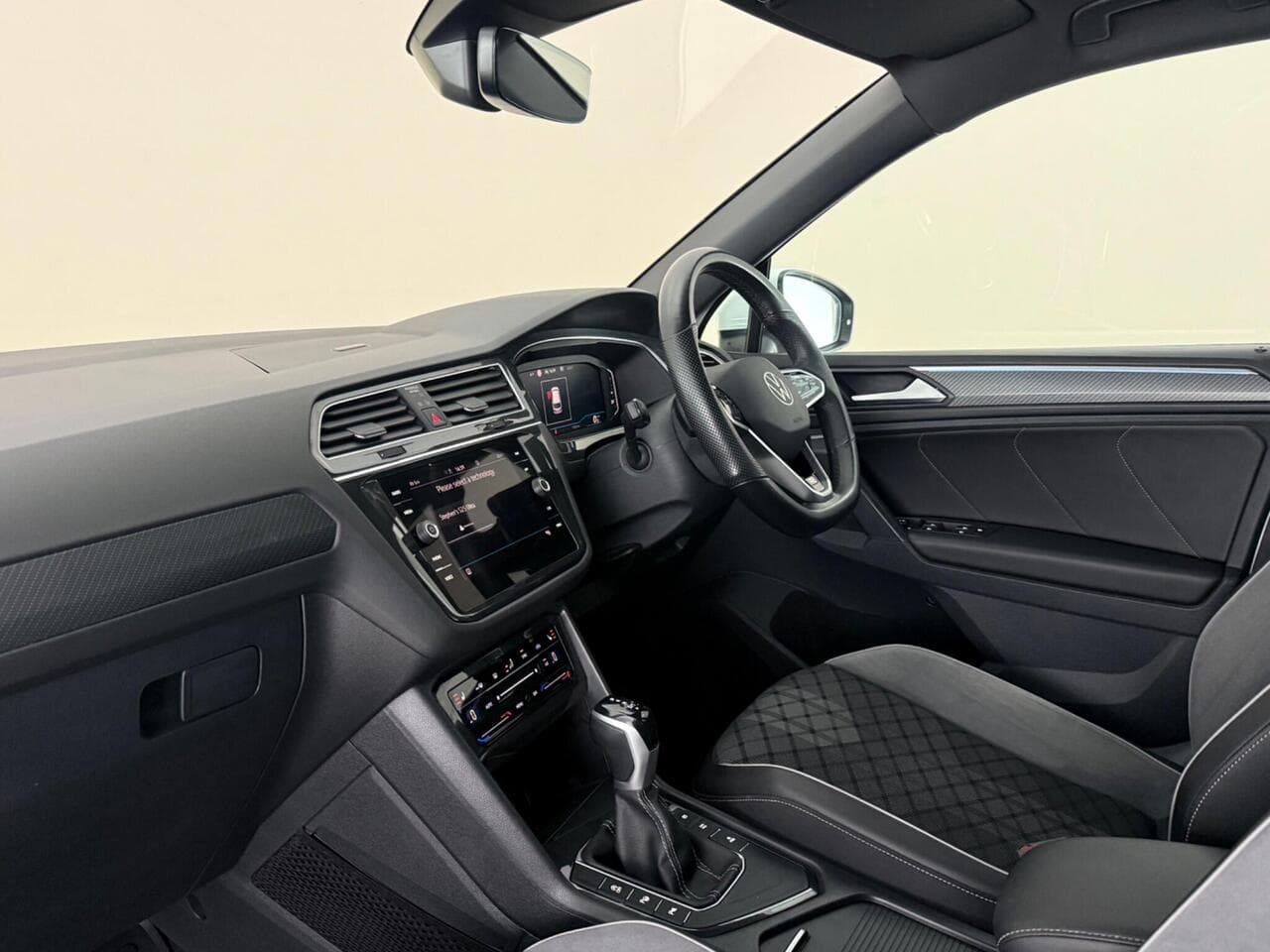 Volkswagen Tiguan thumbnail Interior Front