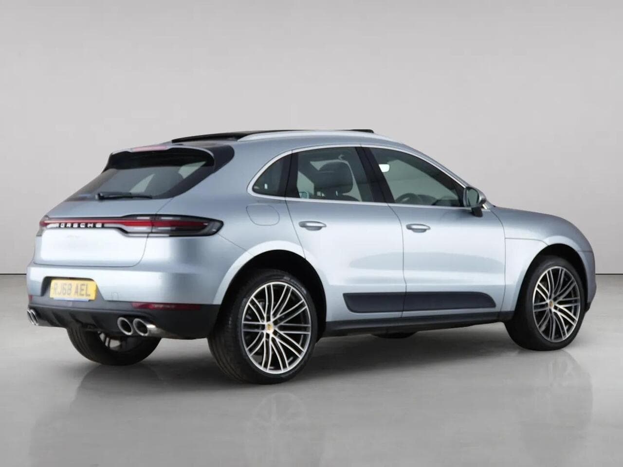 Porsche Macan thumbnail Rear Right