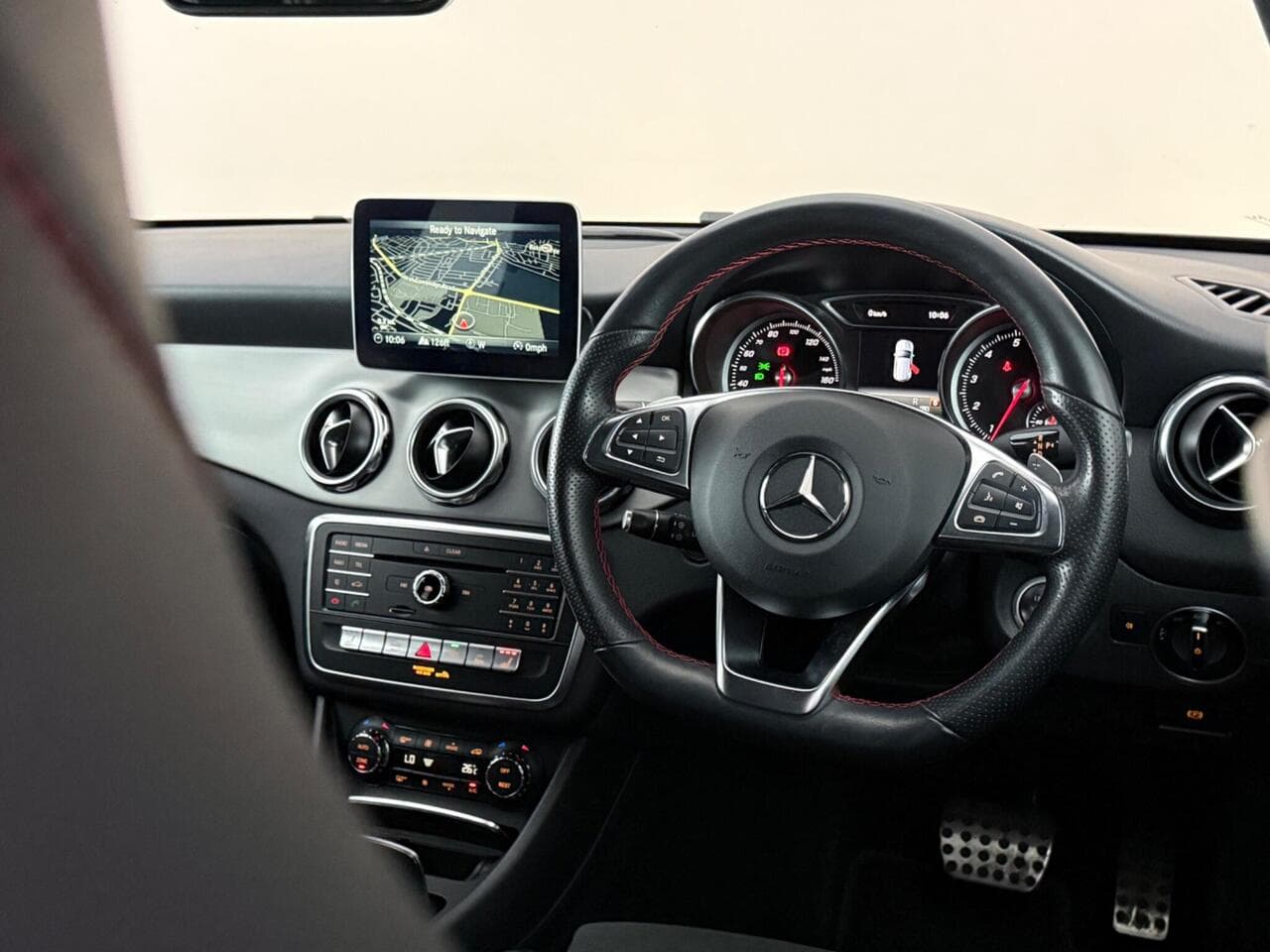 Mercedes-Benz GLA thumbnail Interior Front