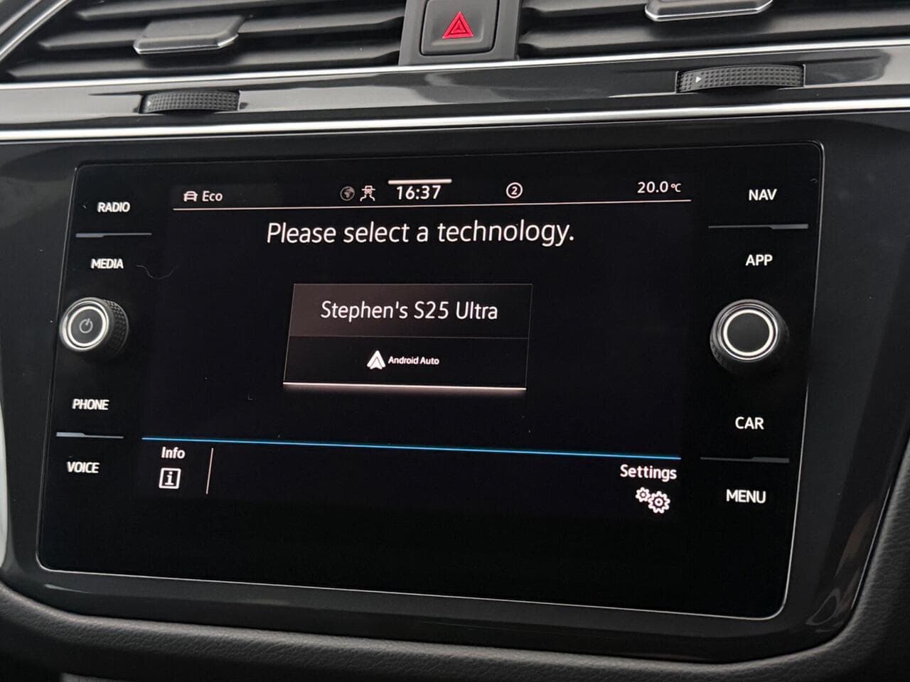 Volkswagen Tiguan thumbnail Infotainment System