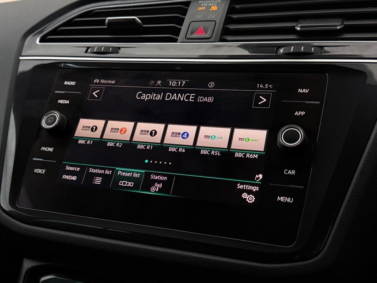 Volkswagen Tiguan thumbnail Infotainment System