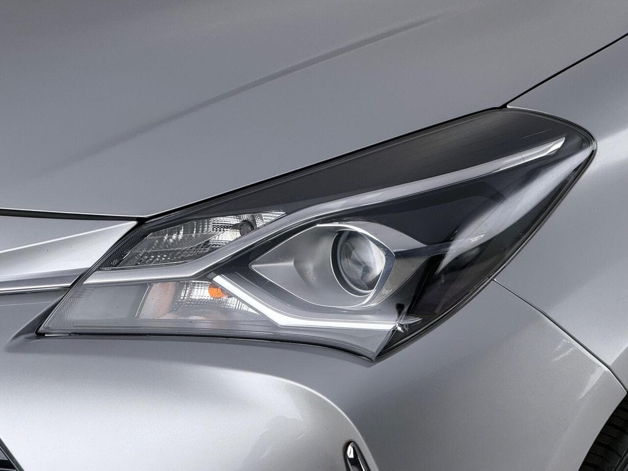 Toyota Yaris thumbnail Lights Front
