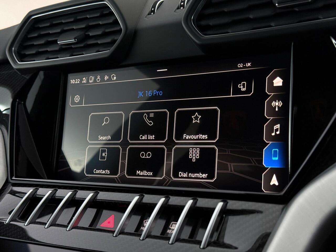 Lamborghini Urus thumbnail Infotainment System