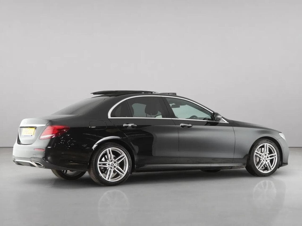Mercedes-Benz E Class thumbnail Side Right