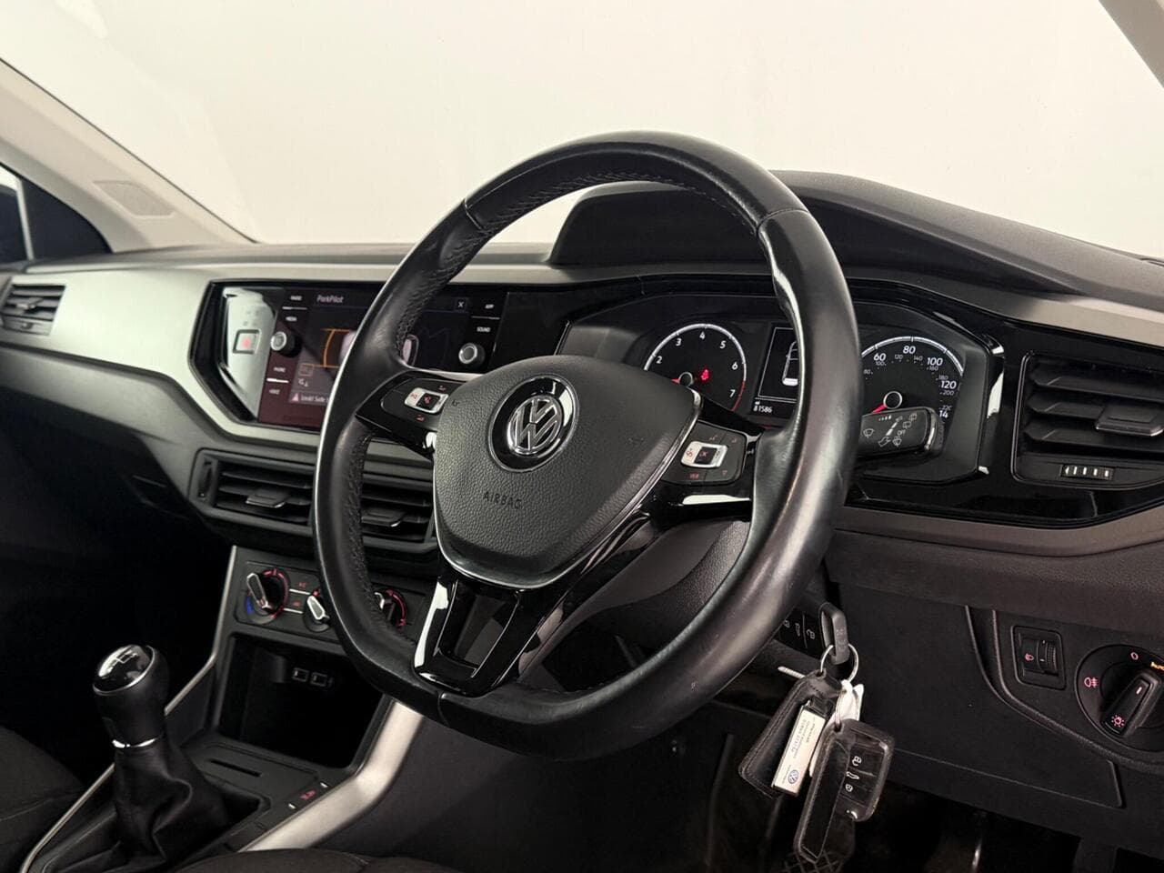 Volkswagen Polo thumbnail Steering Wheel