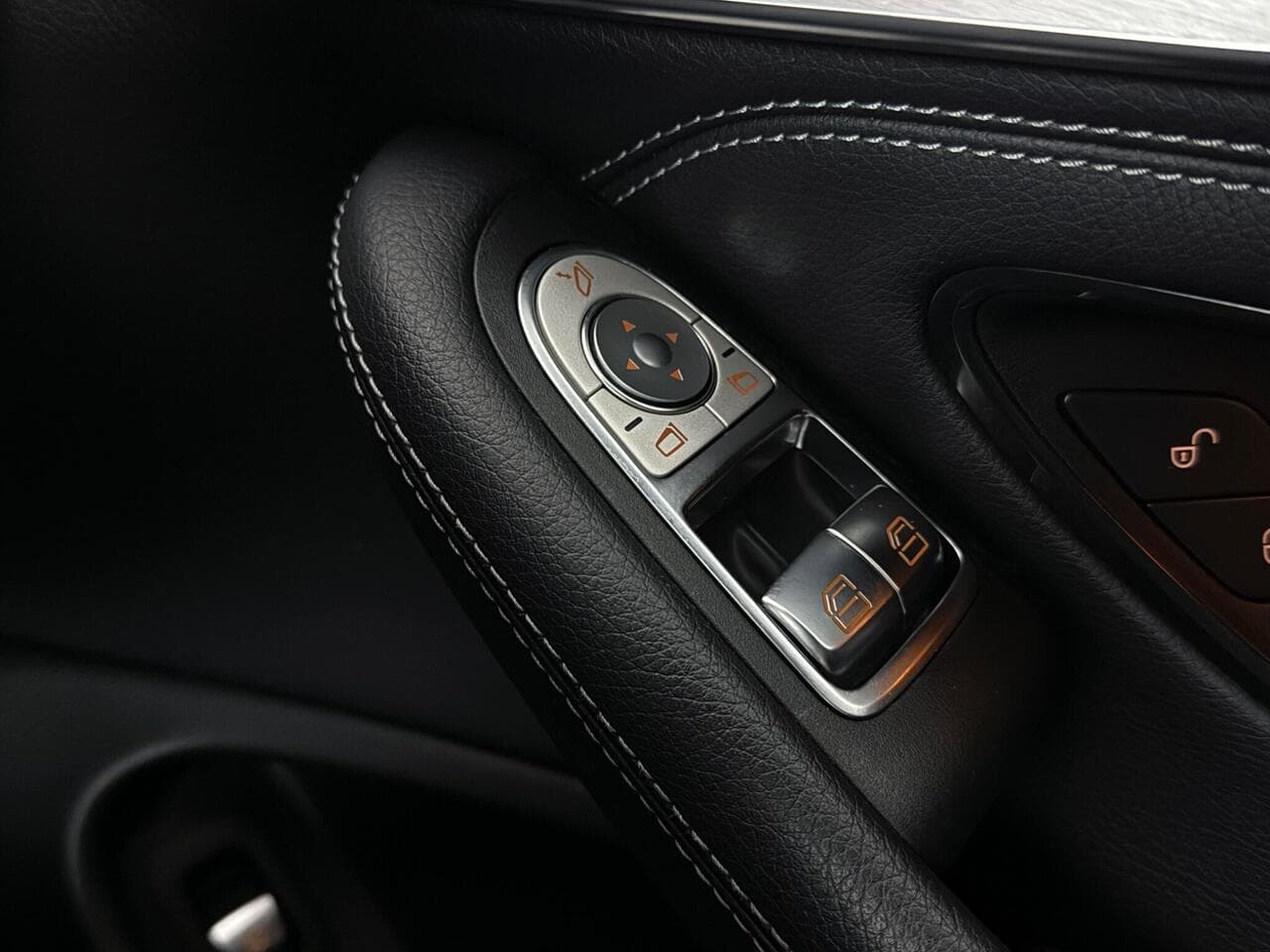 Mercedes-Benz C Class thumbnail Door Interior