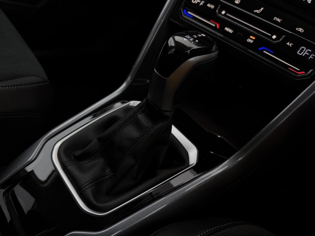 Volkswagen T-Roc thumbnail Interior Front