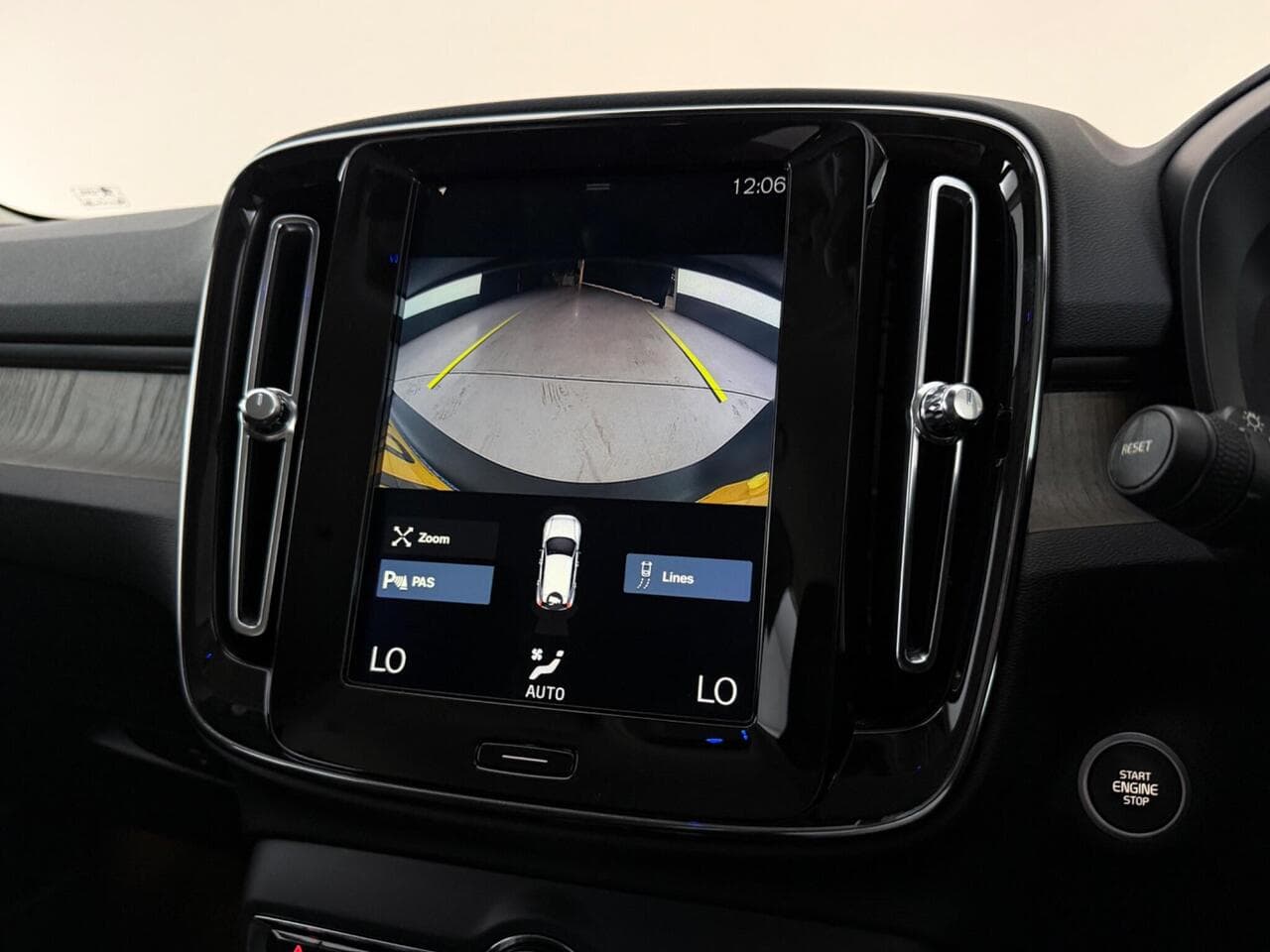 Volvo XC40 thumbnail Infotainment System