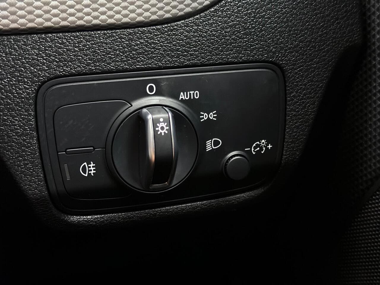 Audi Q2 thumbnail Misc Controls