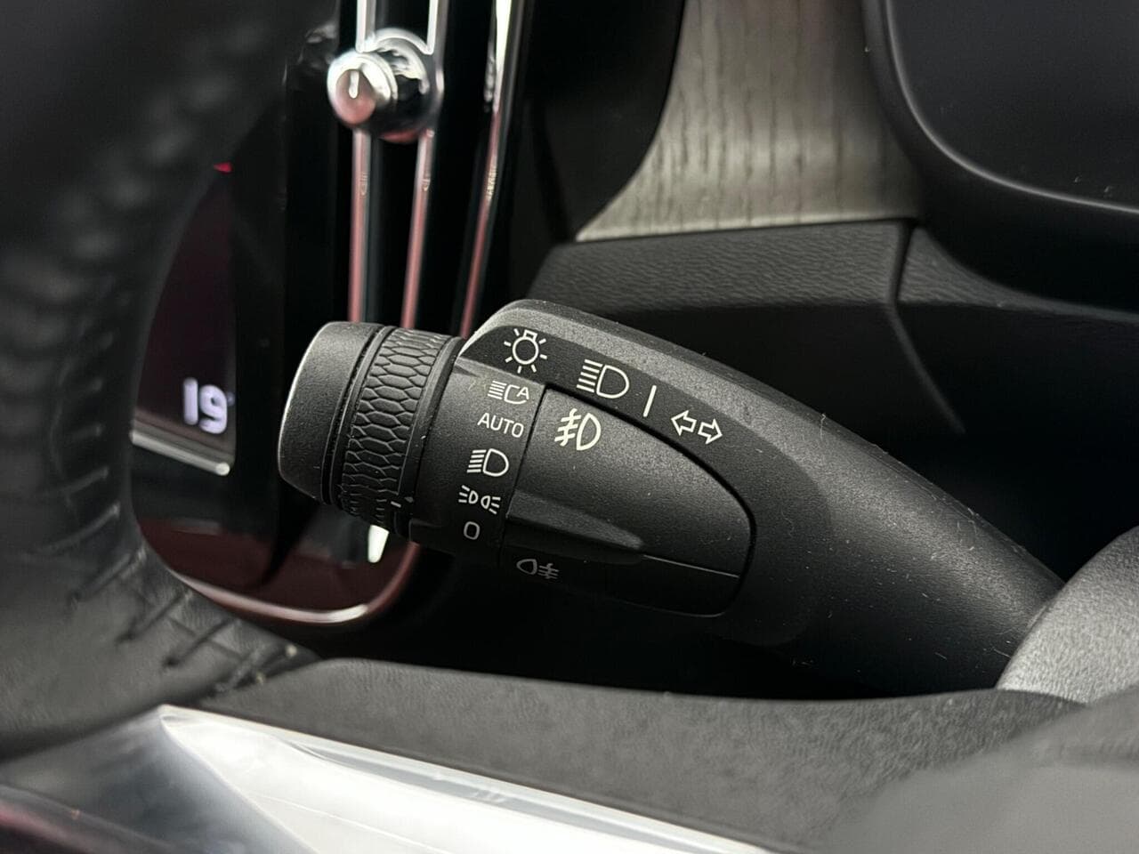 Volvo XC40 thumbnail Misc Controls