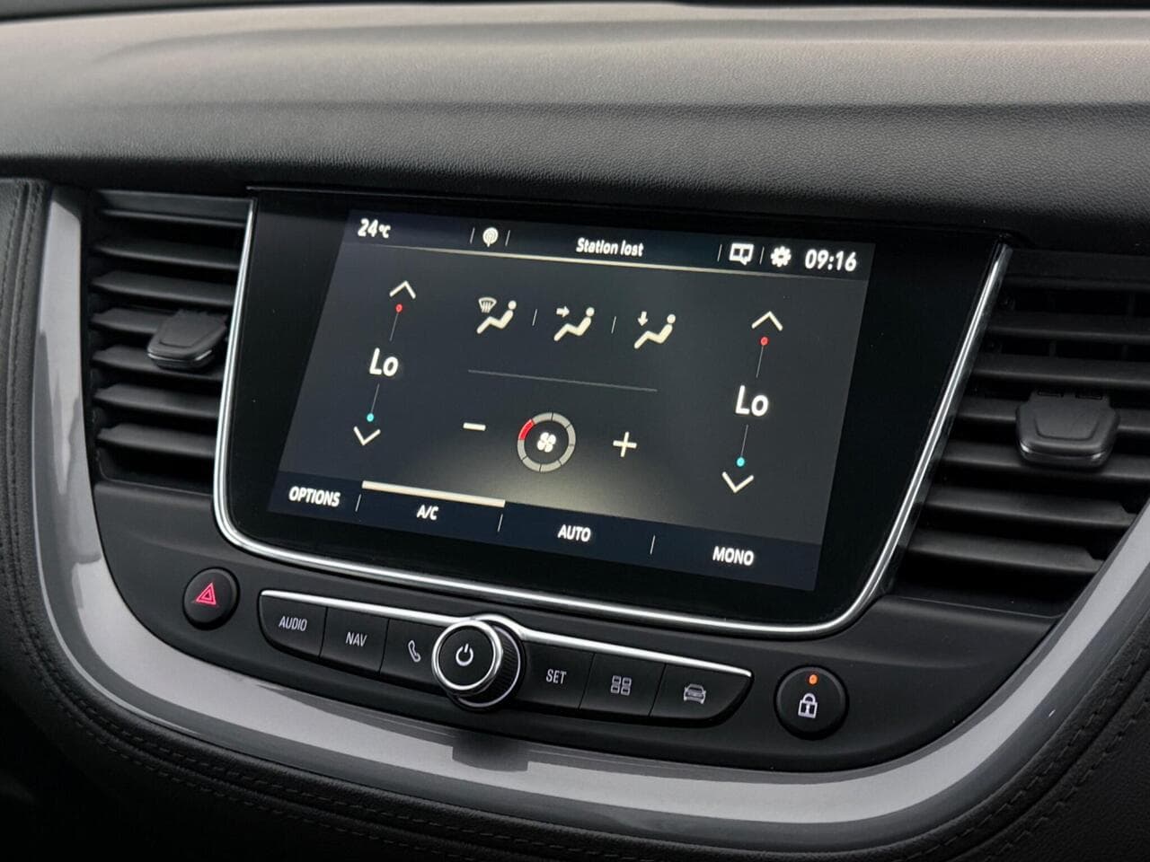 Vauxhall Grandland X thumbnail Infotainment System