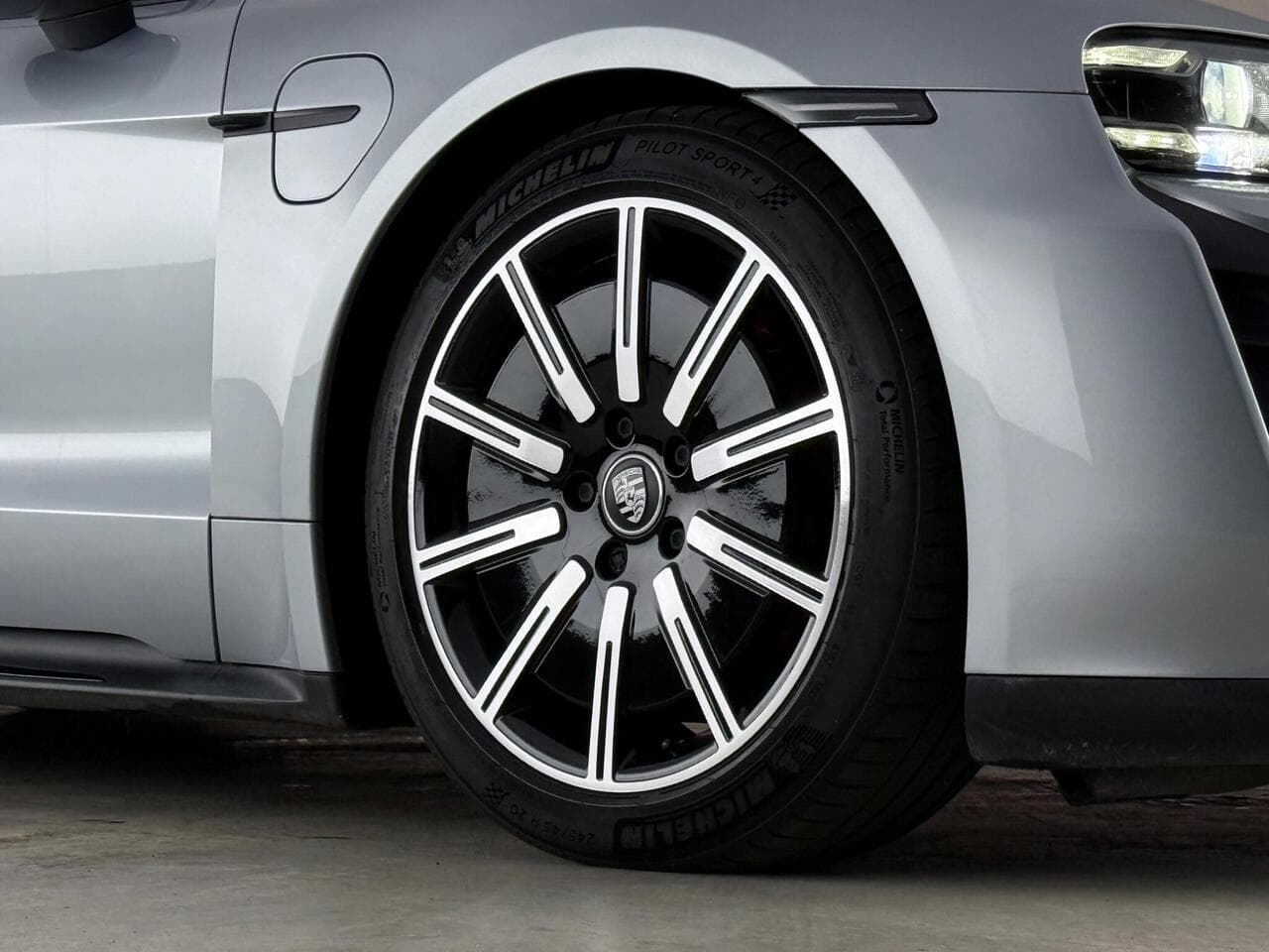 Porsche Taycan thumbnail Wheel