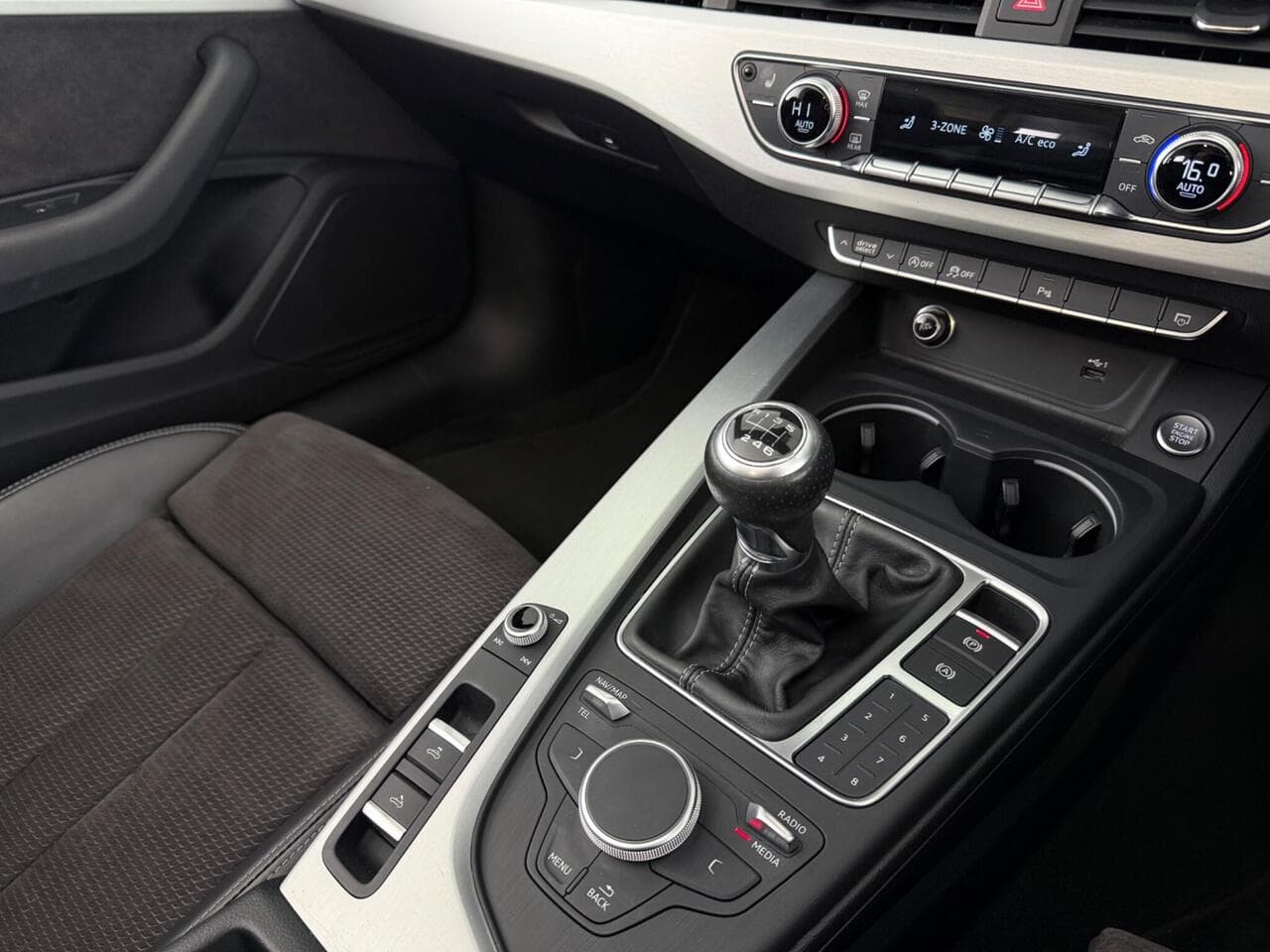 Audi A5 Cabriolet thumbnail Interior Front
