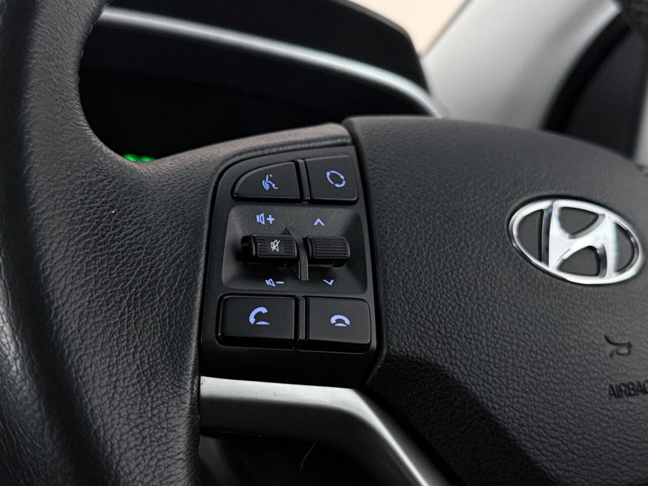 Hyundai TUCSON thumbnail Misc Controls