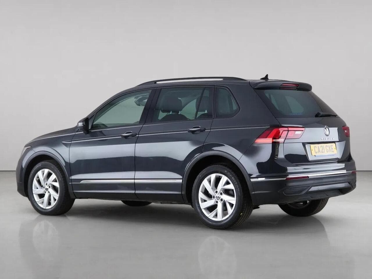 Volkswagen Tiguan thumbnail Side Left