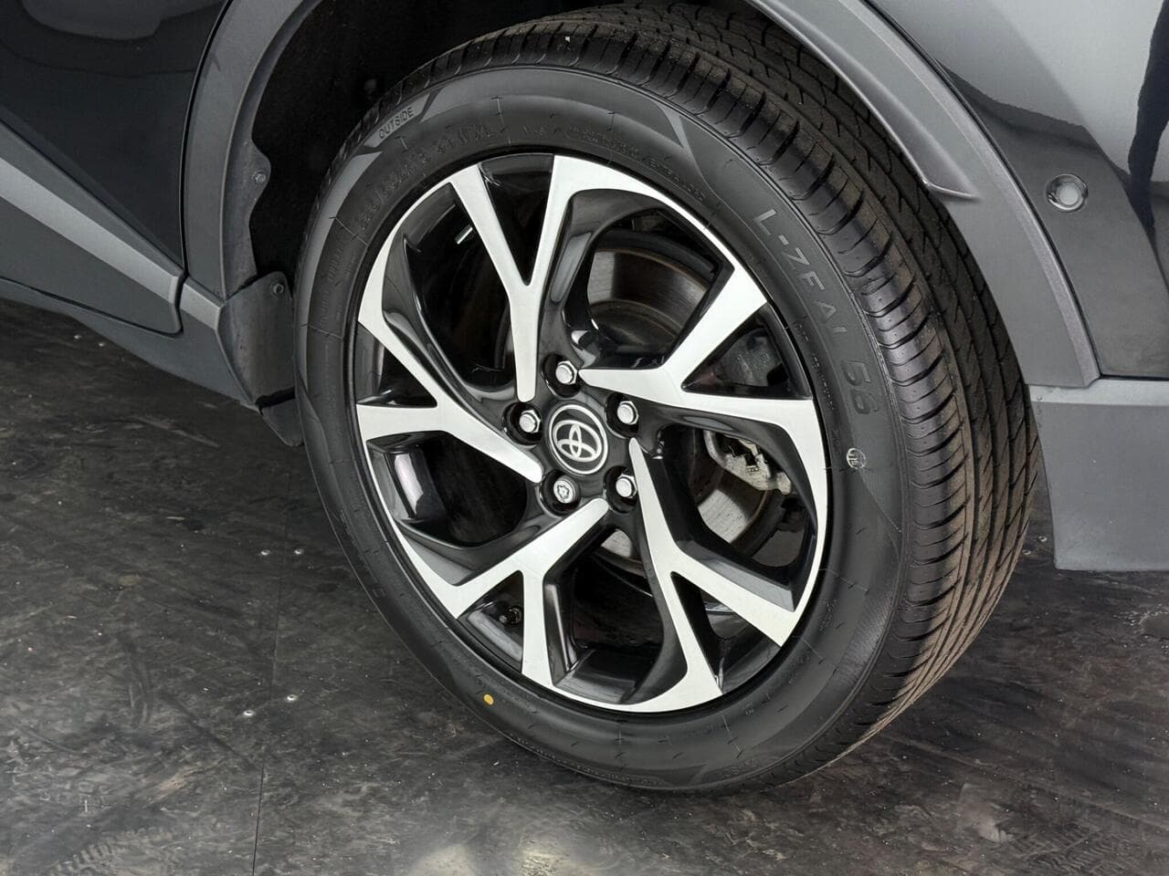 Toyota C-HR thumbnail Wheel