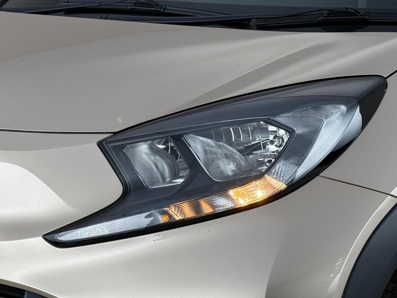 Toyota Aygo X thumbnail Lights Front