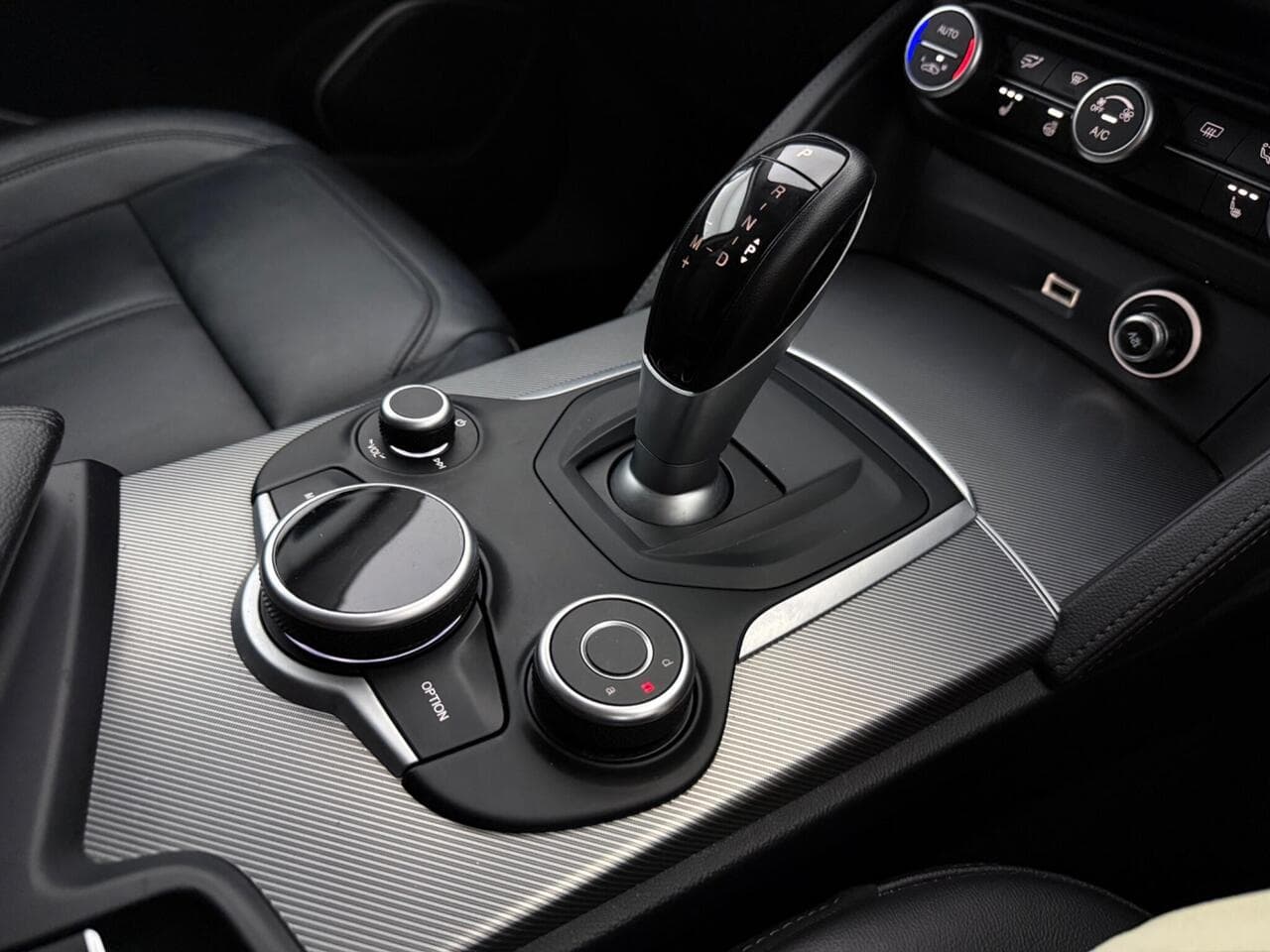 Alfa Romeo Stelvio thumbnail Interior Front