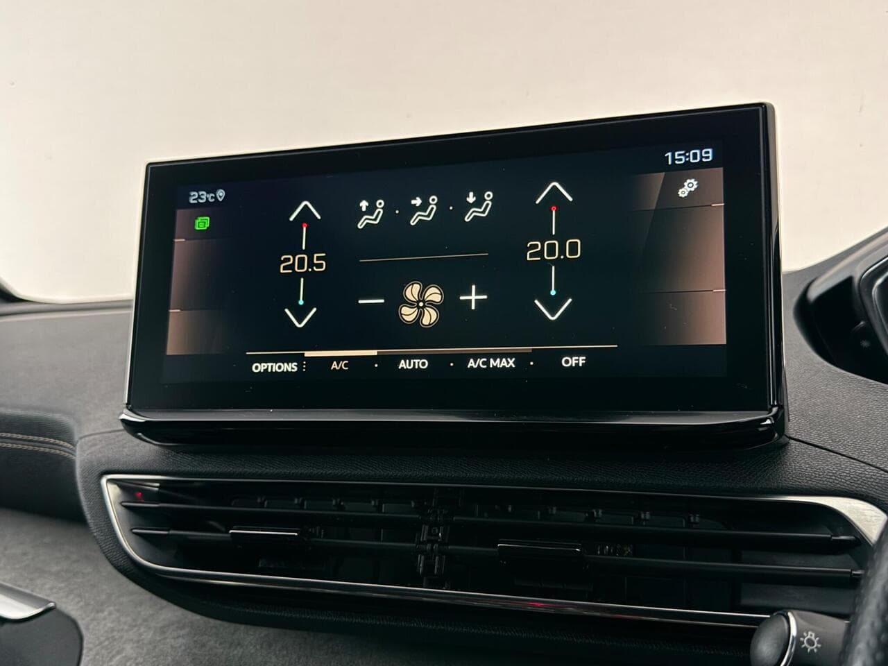 Peugeot 5008 thumbnail Infotainment System