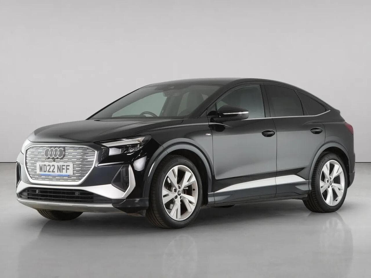 Audi Q4 e-tron thumbnail Front Left
