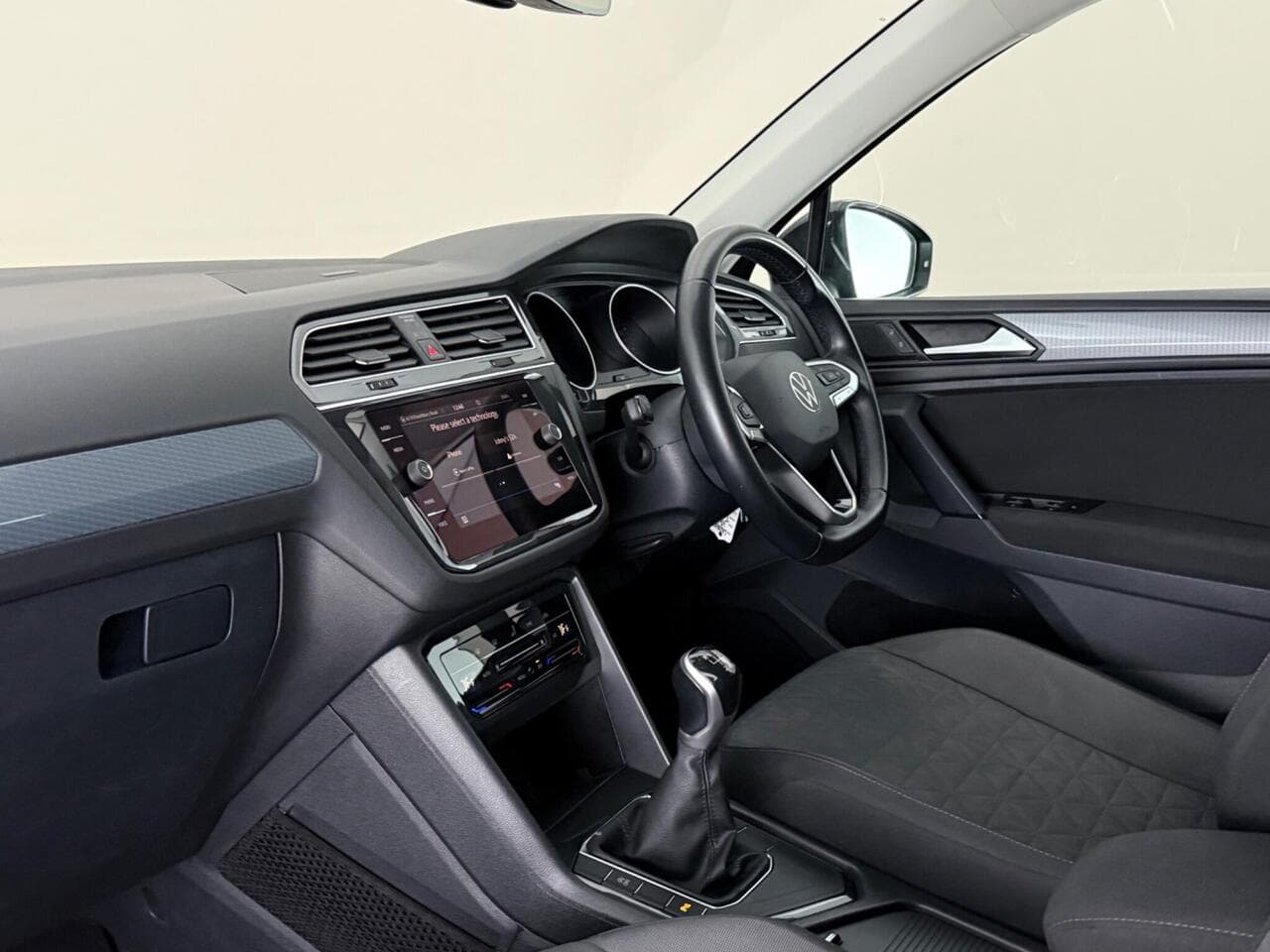 Volkswagen Tiguan thumbnail Interior Front