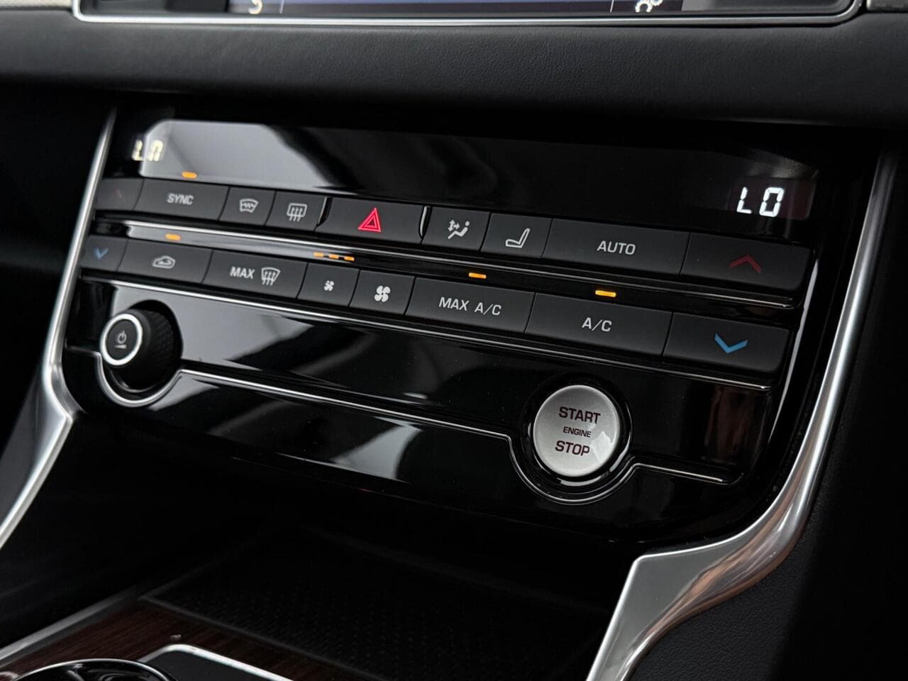 Jaguar XF thumbnail Interior Front