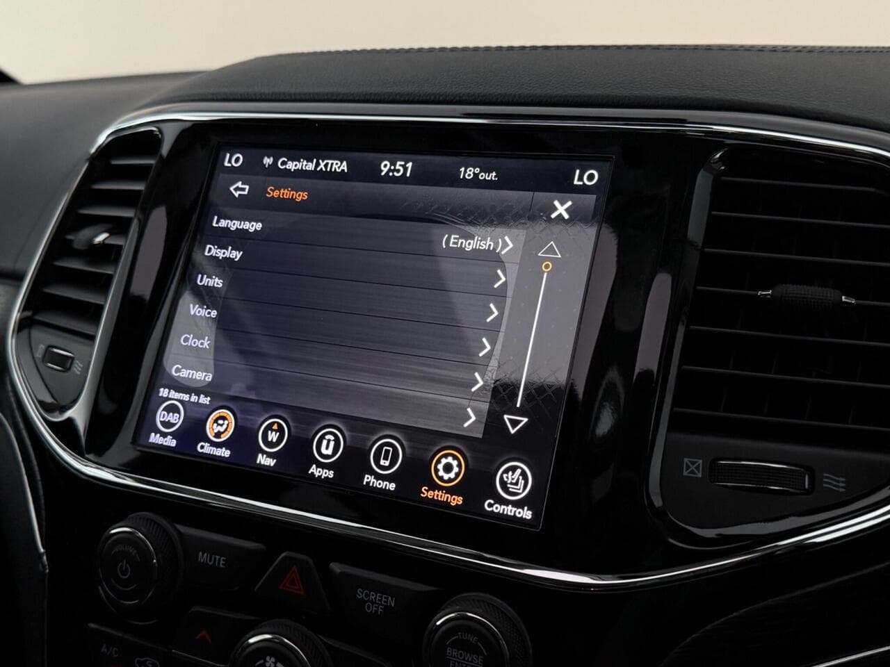 Jeep Grand Cherokee thumbnail Infotainment System