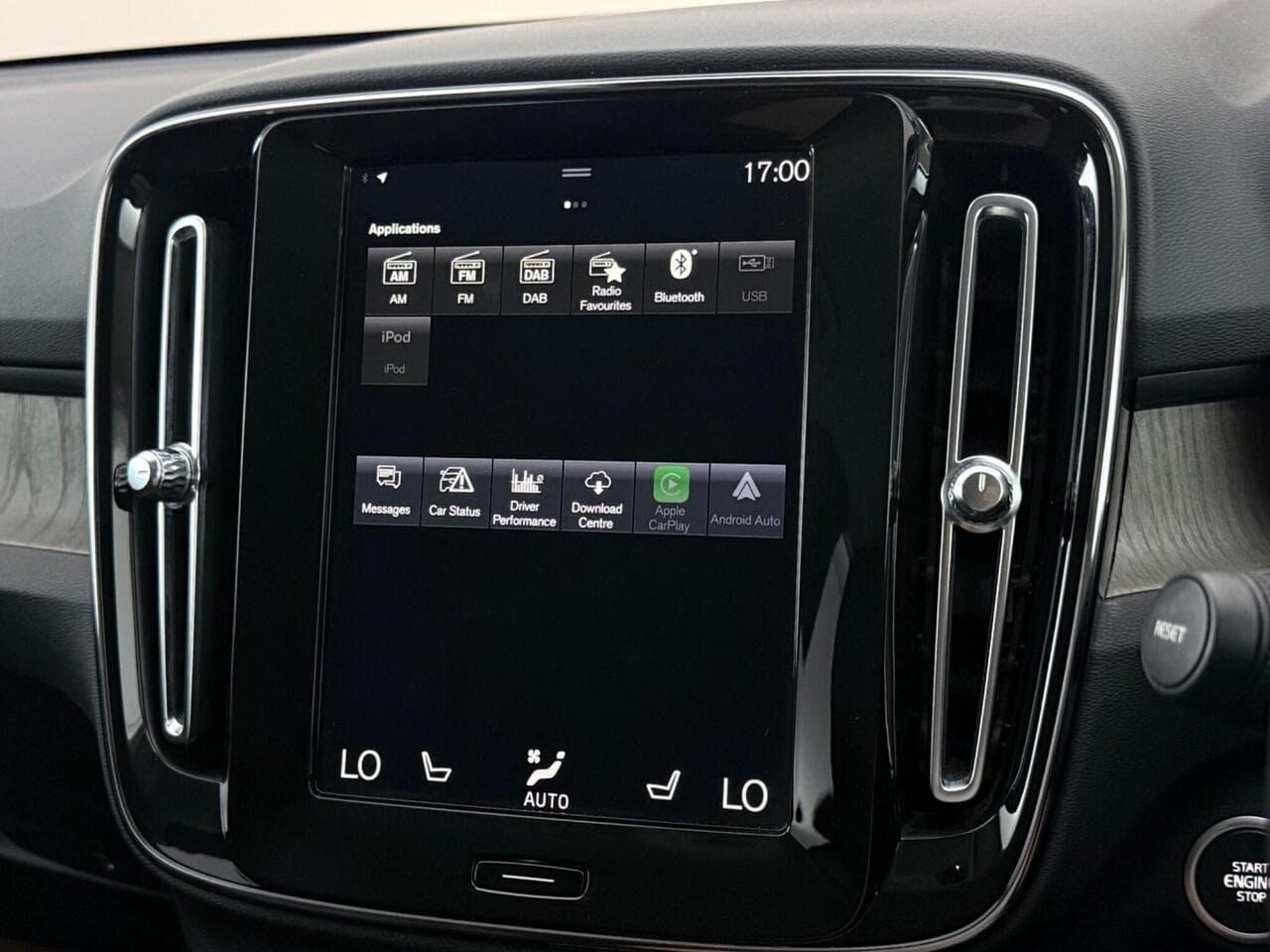 Volvo XC40 thumbnail Infotainment System