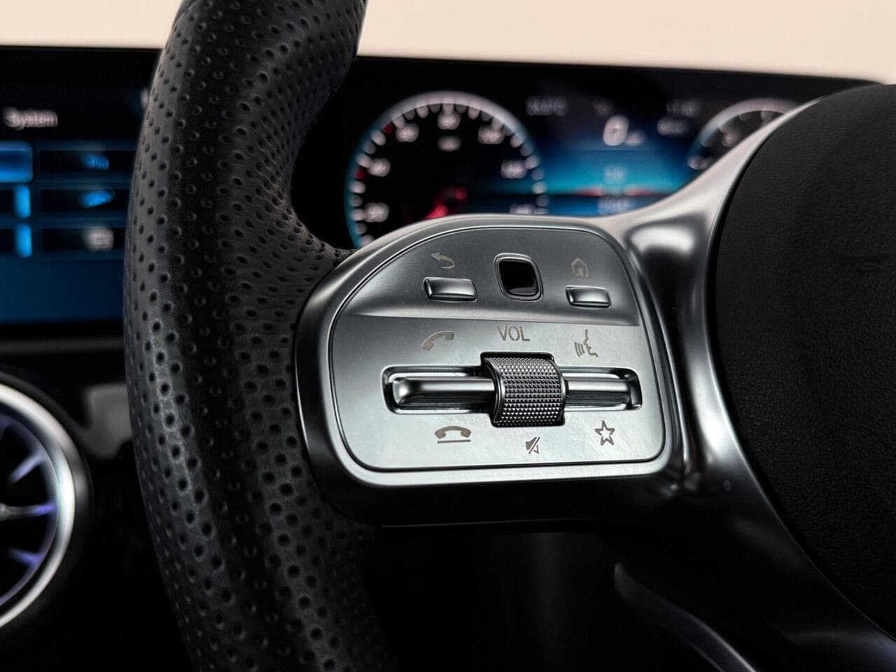 Mercedes-Benz CLA thumbnail Misc Controls