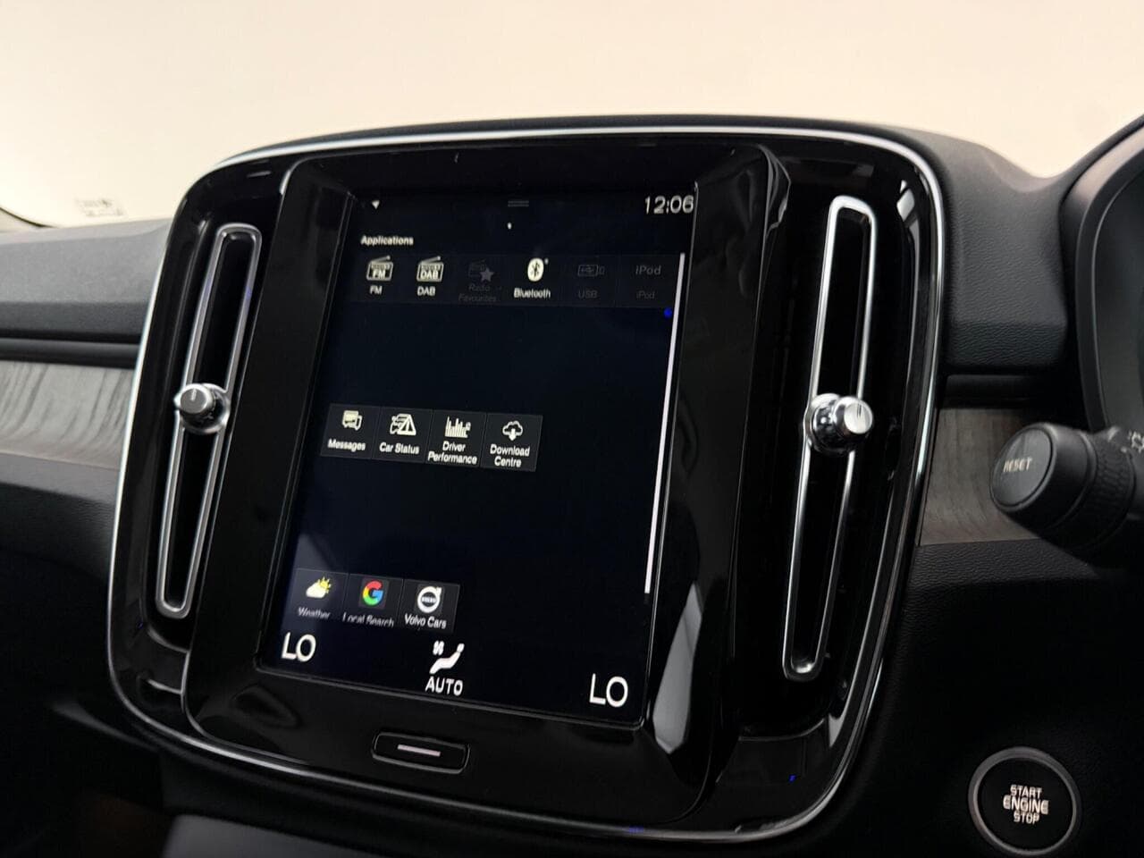 Volvo XC40 thumbnail Infotainment System