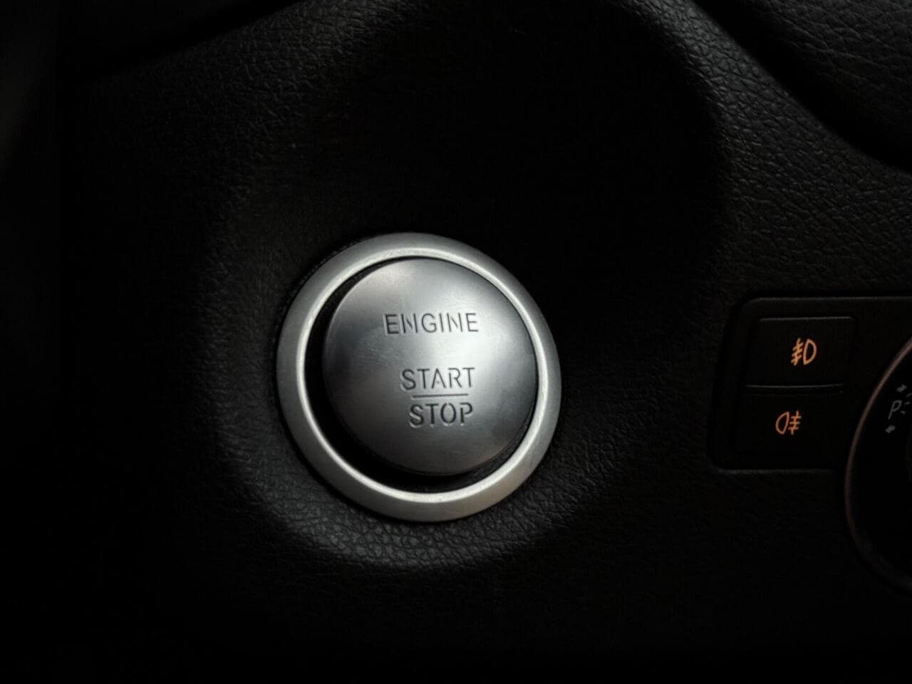 Mercedes-Benz GLA thumbnail Misc Controls